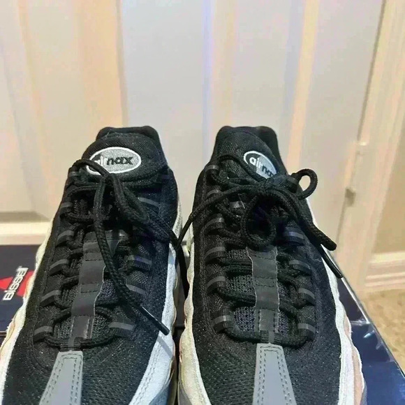 Nike Air Max Men’s 9. Like new condition main image 2